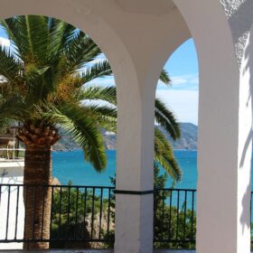 Descubre los encantos de Nerja playas gastronomia y turismo rural